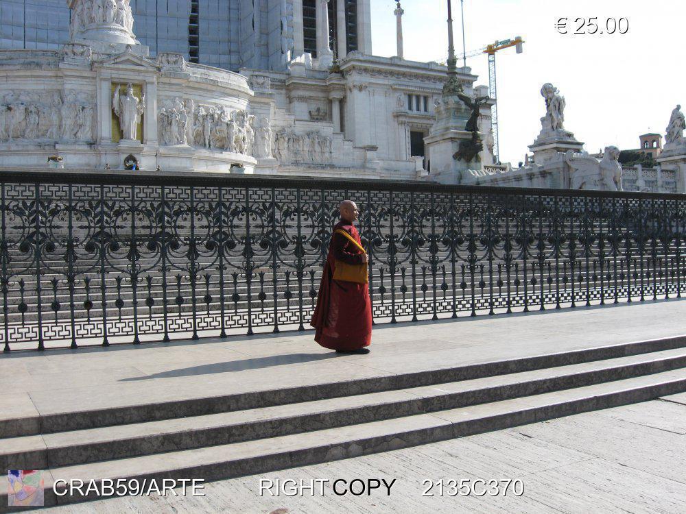 Roma 1998 - Uomo Buddista davanti Altare della Patria 