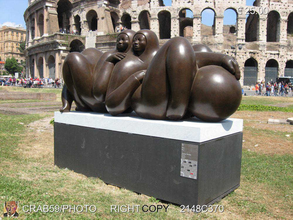 Roma -2009    Statua  di Jimenez Dereda    Titolo :   Pareja      ( Davanti al Colosseo )