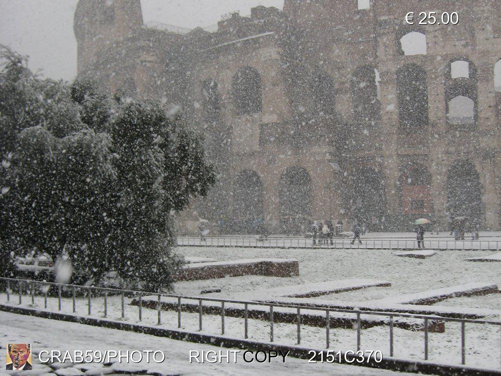 Roma -2010  Colosseo sotto la neve