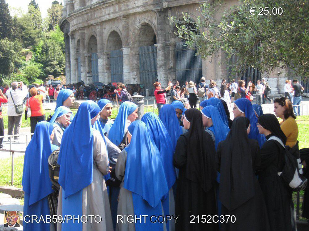 Roma 2000 - Suore in fila per entrare al Colosseo-