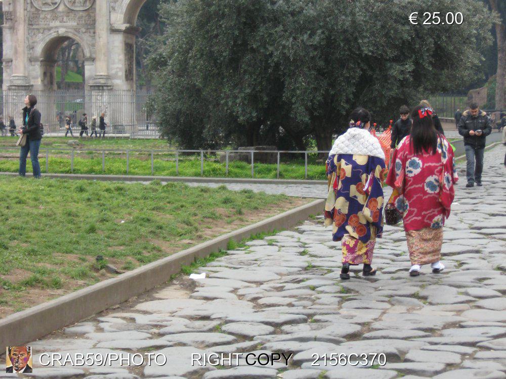 Roma 2009 - Turiste Giapponesi con kimono,camminano sulla via Sacra- Colosseo 