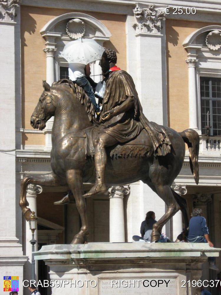  Estate-Piazza del Campidoglio - Roma.  Manifestanti salgono sulla statua di Marco Aurelio per protestare contro il comune.